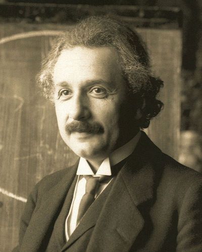 800px-Einstein1921_by_F_Schmutzer_2.jpg